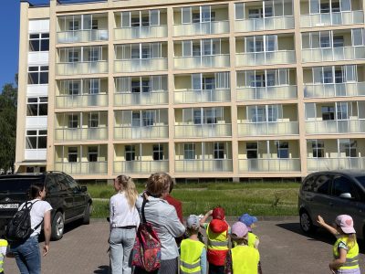 Vaikai lanko sergantį draugą