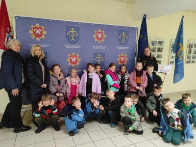 Priešmokyklinukų išvyka į priešgaisrinę gelbėjimo tarnybą