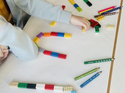 LEGO kaladėles padeda mokytis raidžių