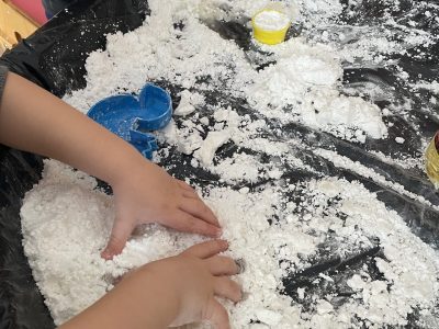 Vaikai aktyviai tyrinėjo, eksperimentavo ir kūrė žaisdami